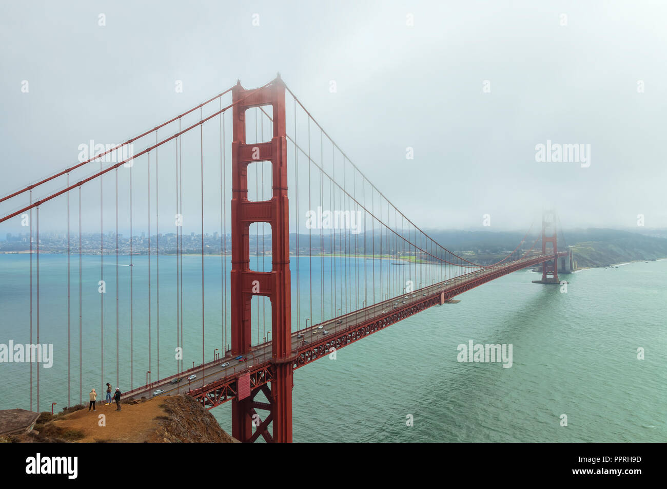 Le Golden Gate Bridge sous un ciel couvert matin, San Francisco, California, United States Banque D'Images