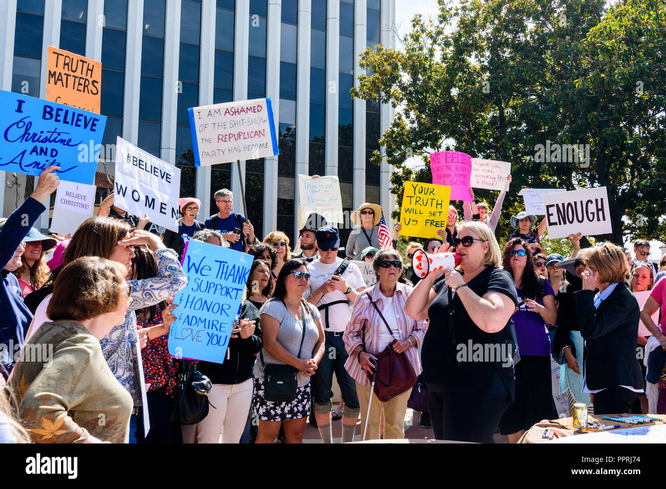 27 septembre 2018 Palo Alto / CA / USA - manifestation en soutien de Christine Blasey Ford en face de l'Hôtel de ville de Palo Alto ; le maire, Liz Kniss, présent Banque D'Images