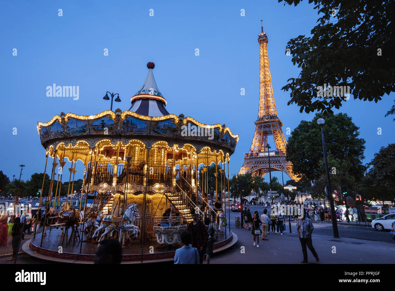 Carrousel Vintage lumineux et de la Tour Eiffel Banque D'Images