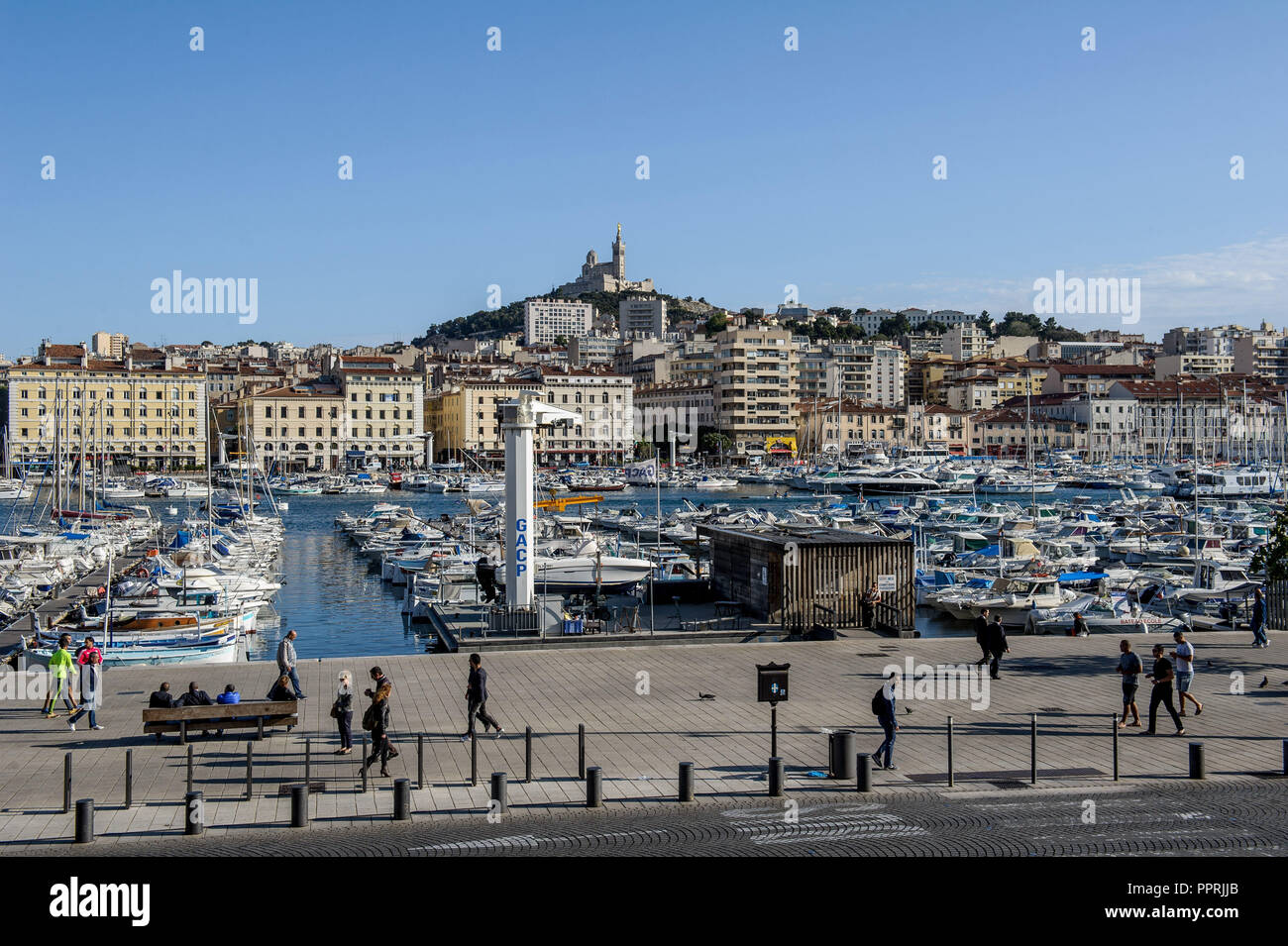 Marseille (sud-est de la France) : propriétés dans le centre-ville, sur le Vieux Port et l'aperçu de la Basilique Notre Dame de la garde ('Cathedrale pas Banque D'Images