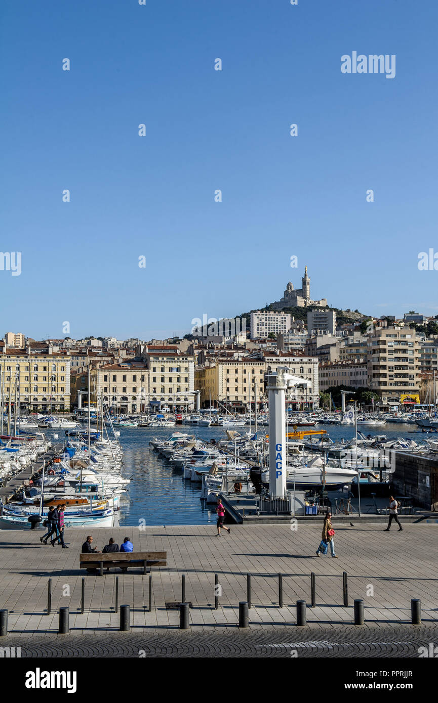 Marseille (sud-est de la France) : propriétés dans le centre-ville, sur le Vieux Port et l'aperçu de la Basilique Notre Dame de la garde ('Cathedrale pas Banque D'Images