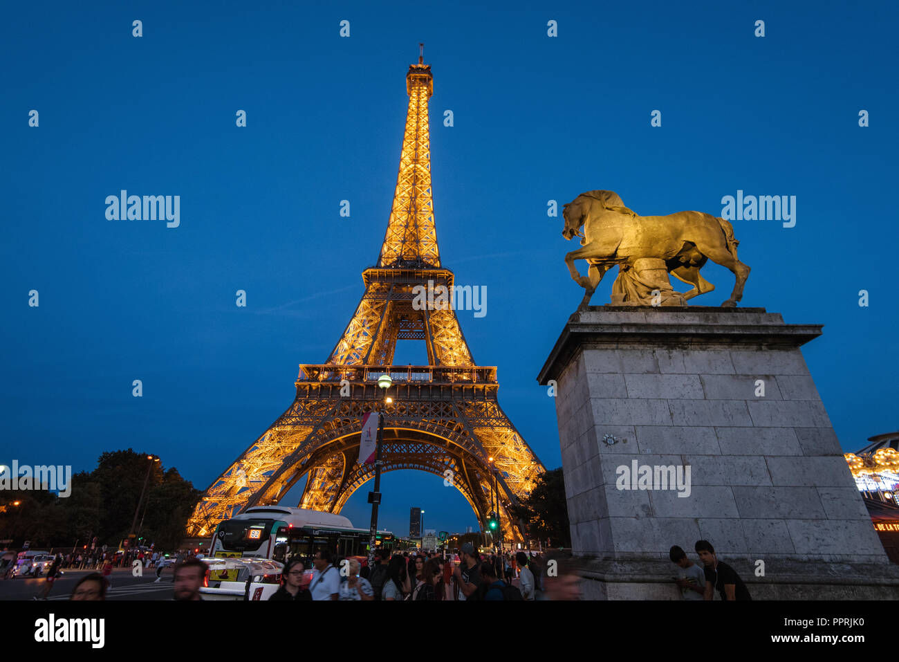 La Tour Eiffel illuminée au crépuscule Banque D'Images