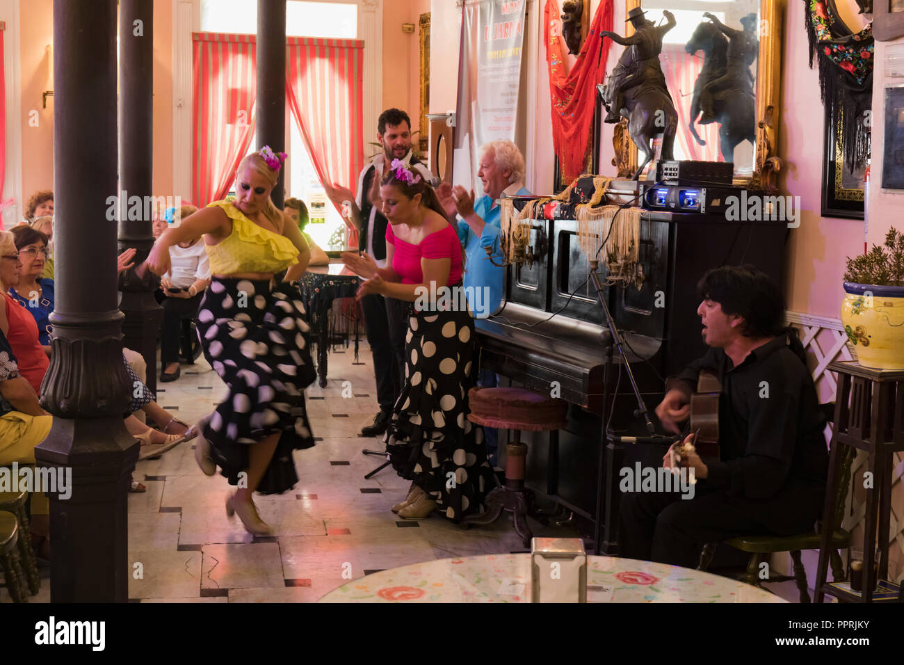 Malaga, la province de Malaga, Costa del Sol, Espagne. Performance en Flamenco Restaurant El Jardin. Banque D'Images