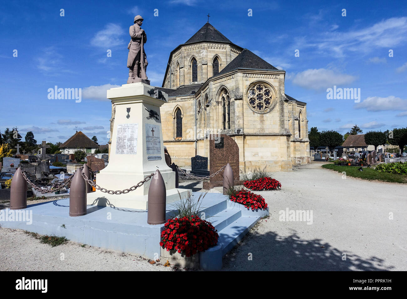 Ranville Église, Normandie. Ranville a été la première ville libérée par les parachutistes britanniques le jour J, le 6 juin 1944 Banque D'Images