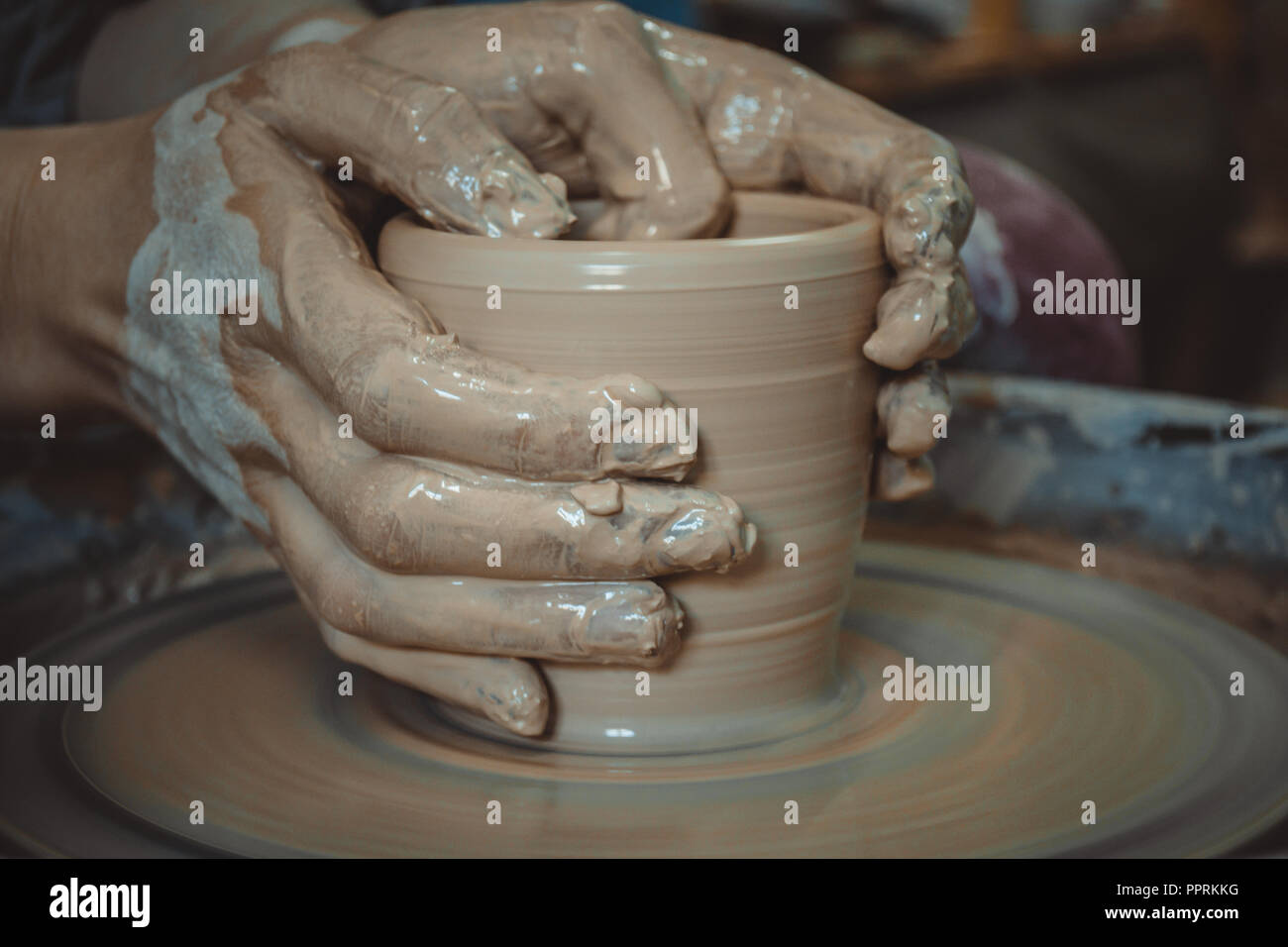 La création de produits en céramique d'argile blanc close-up. Le sculpteur à l'atelier d'argile fait verseuse libre. Capitaine pot. Twisted de potier. La créativité de l'art d'artisanat faits à la main la tradition culturelle Master's Hands Banque D'Images