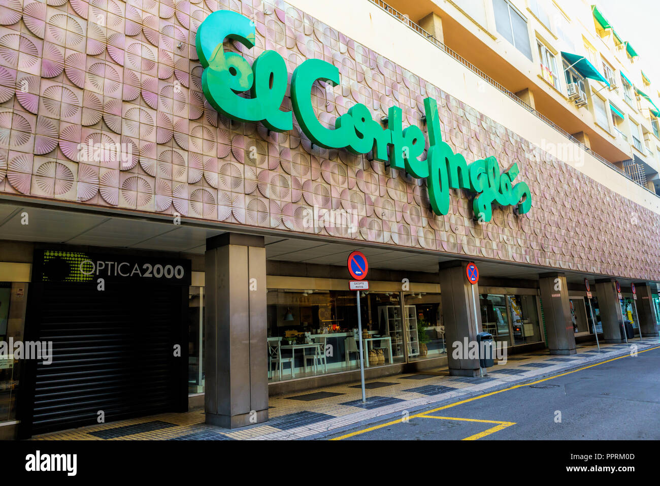 Le grand magasin El Corte Ingles à Barcelone, Espagne. El Corte Ingles est  plus grand magasin d'Europe et 4e dans le monde entier. Il existe depuis  194 Photo Stock - Alamy