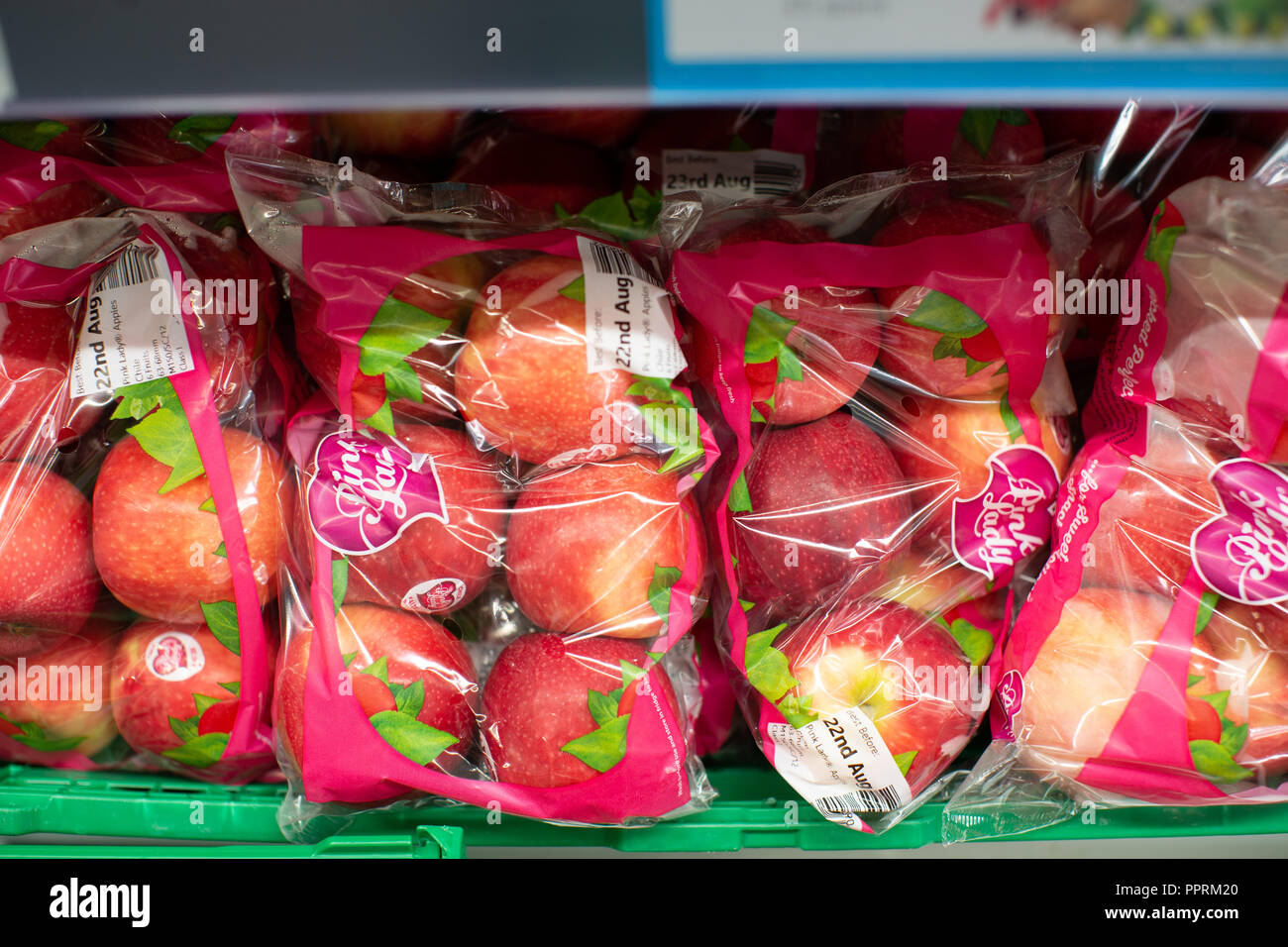 L'emballage en plastique sur les fruits et légumes au Royaume-Uni Photo  Stock - Alamy