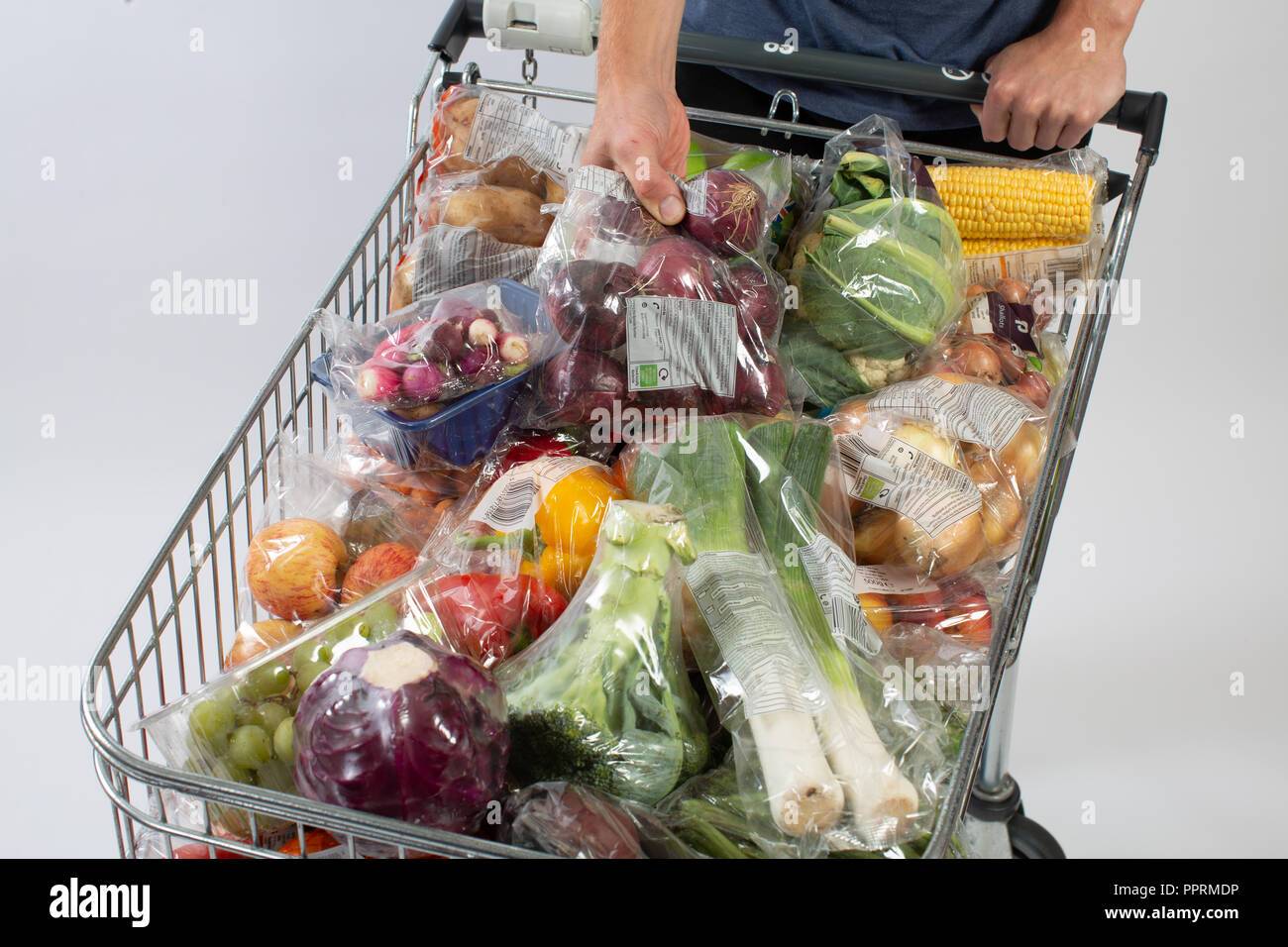 L'emballage en plastique sur les fruits et légumes au Royaume-Uni Banque D'Images