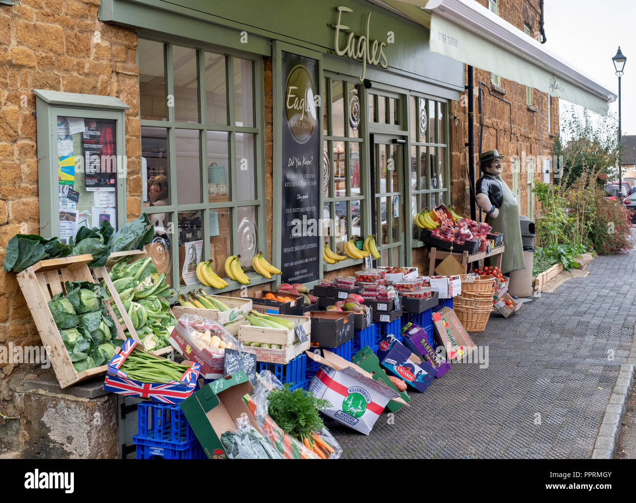 Les fruits et légumes pour la vente en dehors de l'Eagles Food Store, place du marché, de Deddington, Oxfordshire, Angleterre Banque D'Images