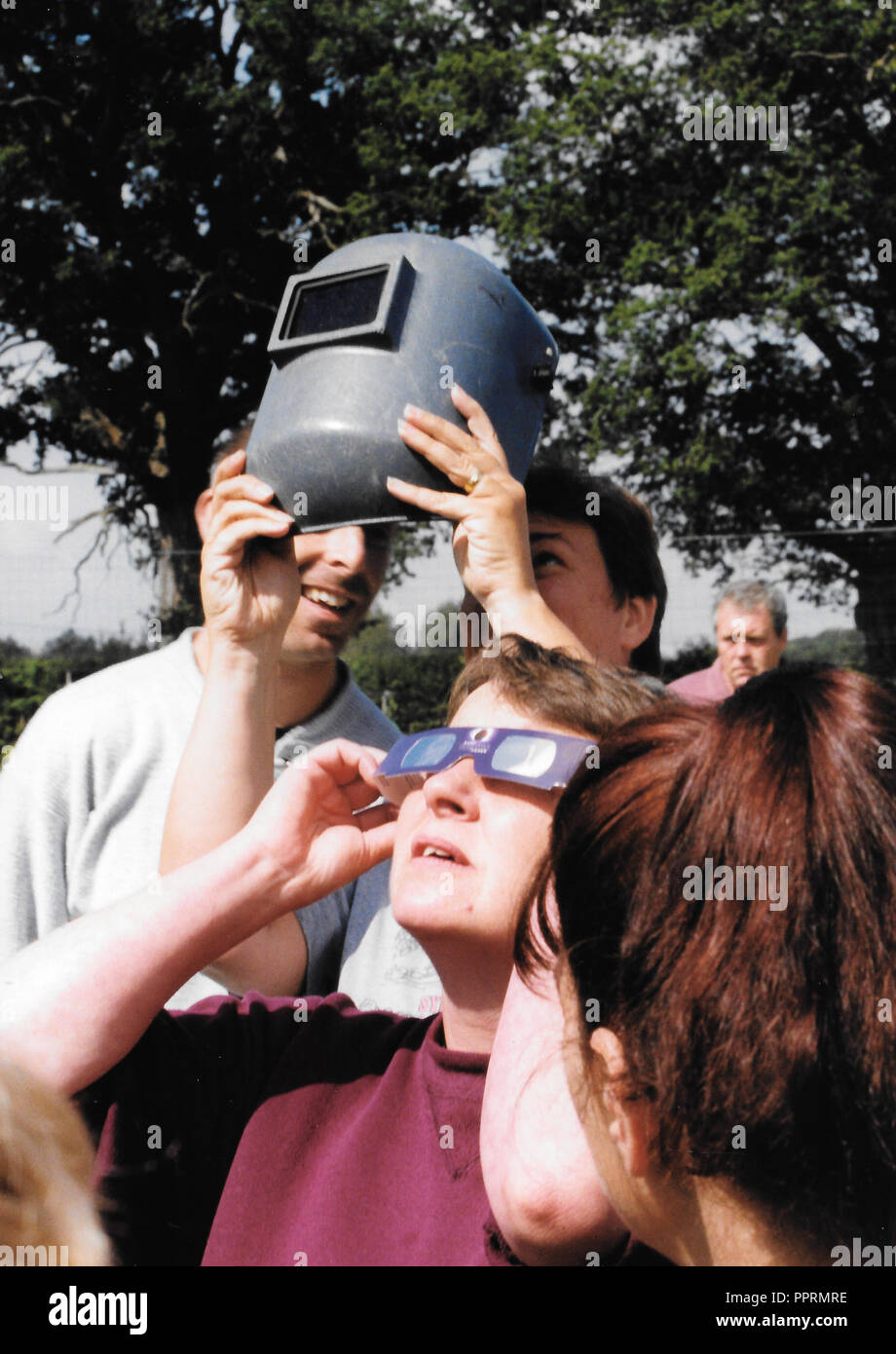 Protection des yeux - août 1999. Une éclipse solaire totale est imminente dans le Hampshire UK et tous les moyens de protection des yeux, y compris un masque de soudeur, sont utilisés. Banque D'Images