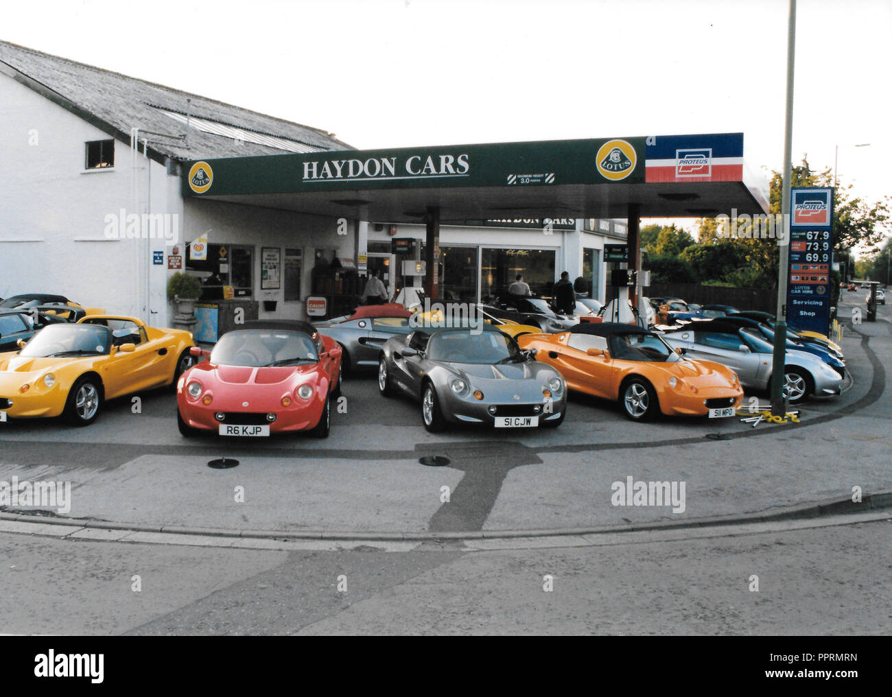 Une rangée de voitures de sport Lotus Elise à la vente à un garage Lotus à Salisbury, Wiltshire UK circa 1998. Banque D'Images