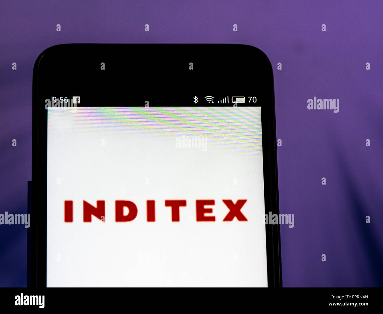 Logo Inditex vu affichée sur téléphone intelligent. Industria de Diseno Textil, S.A. est une entreprise multinationale espagnole de l'habillement est le plus grand groupe de mode dans le monde, exploite plus de 7 200 magasins dans 93 marchés à travers le monde. Banque D'Images