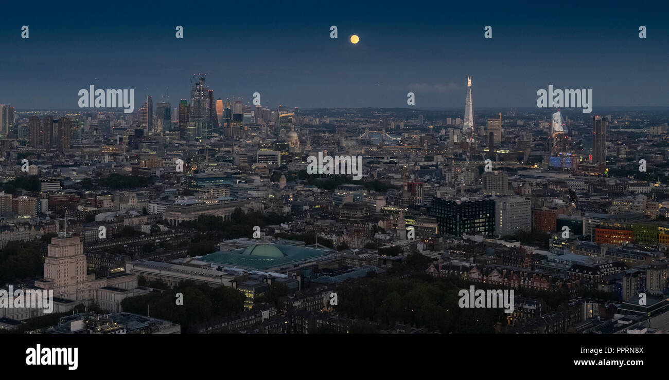 23 septembre 2018, Open House London, BT Tower, plate-forme d'observation de nuit, à l'Est, vers le centre-ville de Londres et à Canary Wharf, pleine lune Banque D'Images