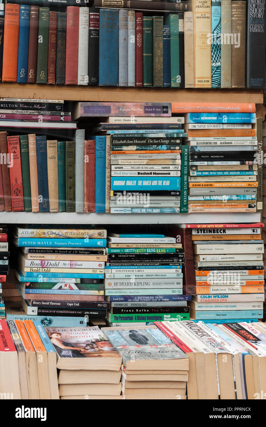 Putney-Second,London,UK mains livre dans la librairie de livres anciens Banque D'Images