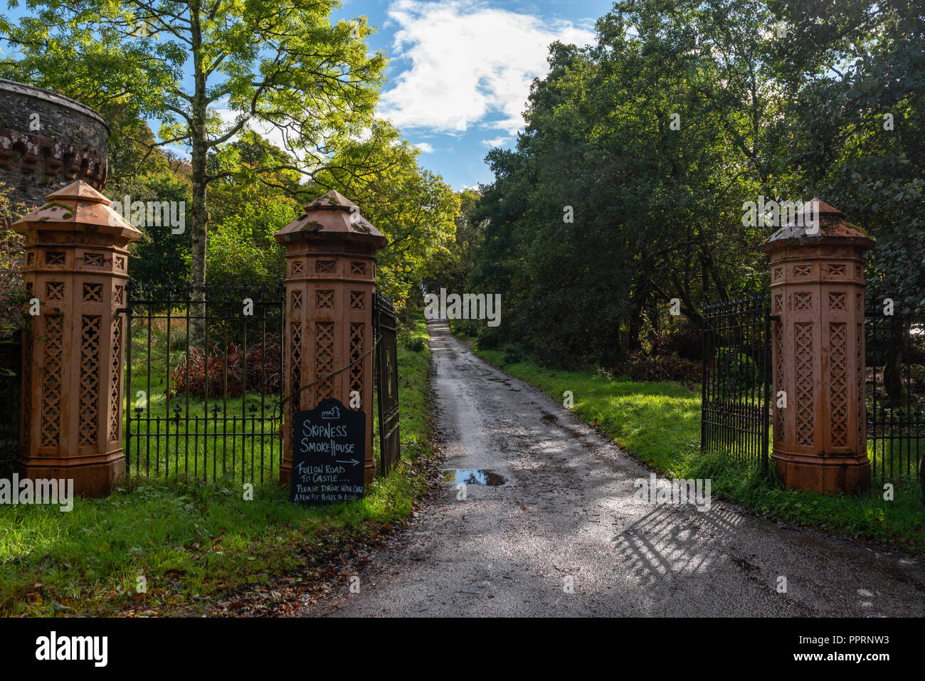 Ornate gates et l'allée de Château de Skipness Argyll and Bute, Ecosse Banque D'Images