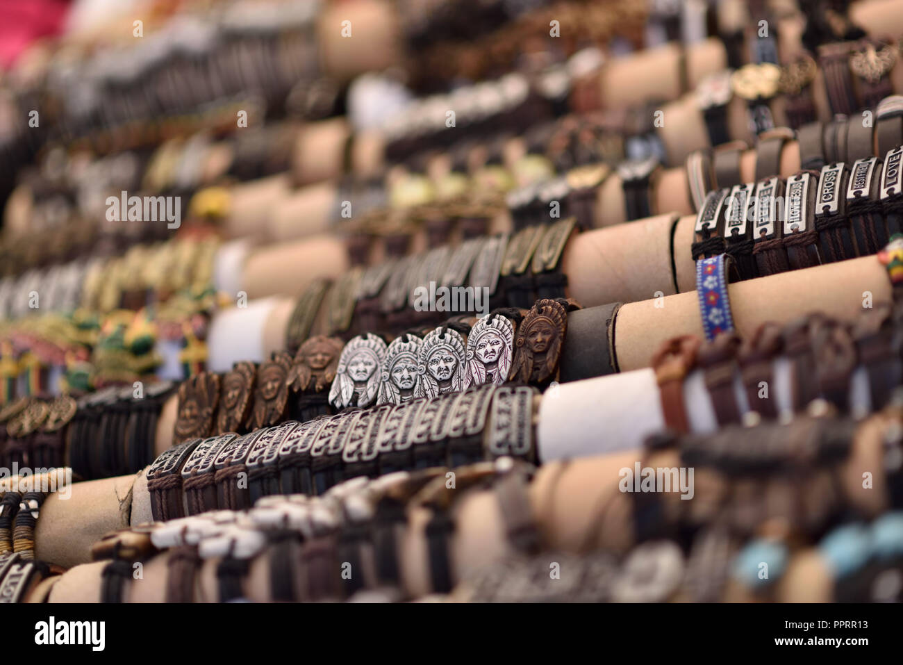 Rangées de bracelets pour vendre au marché de rue Banque D'Images