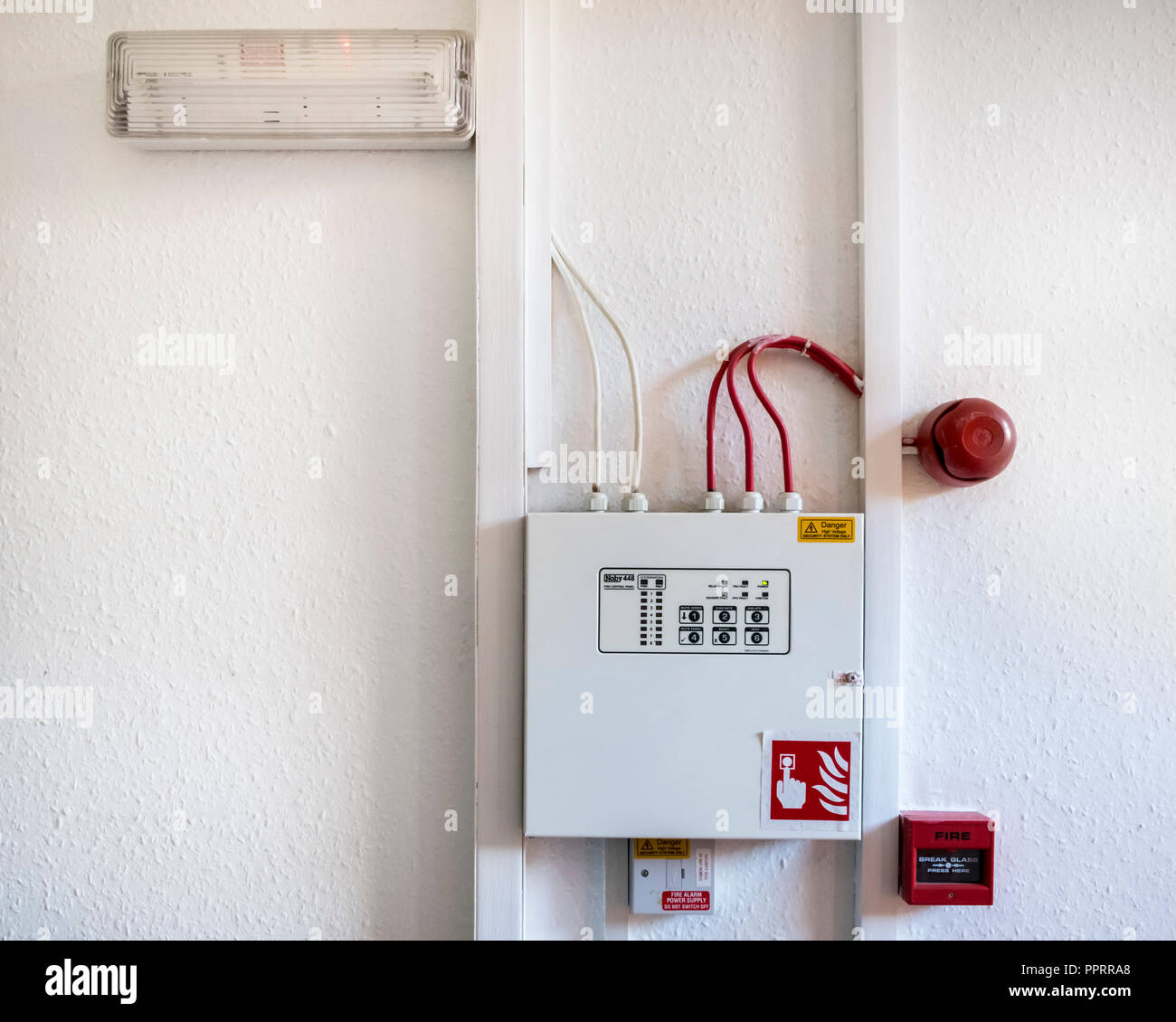 Système d'alarme d'incendie avec le feu, la lumière de sécurité de Bell et un Noby 448 fire control panel. Angleterre, Royaume-Uni Banque D'Images