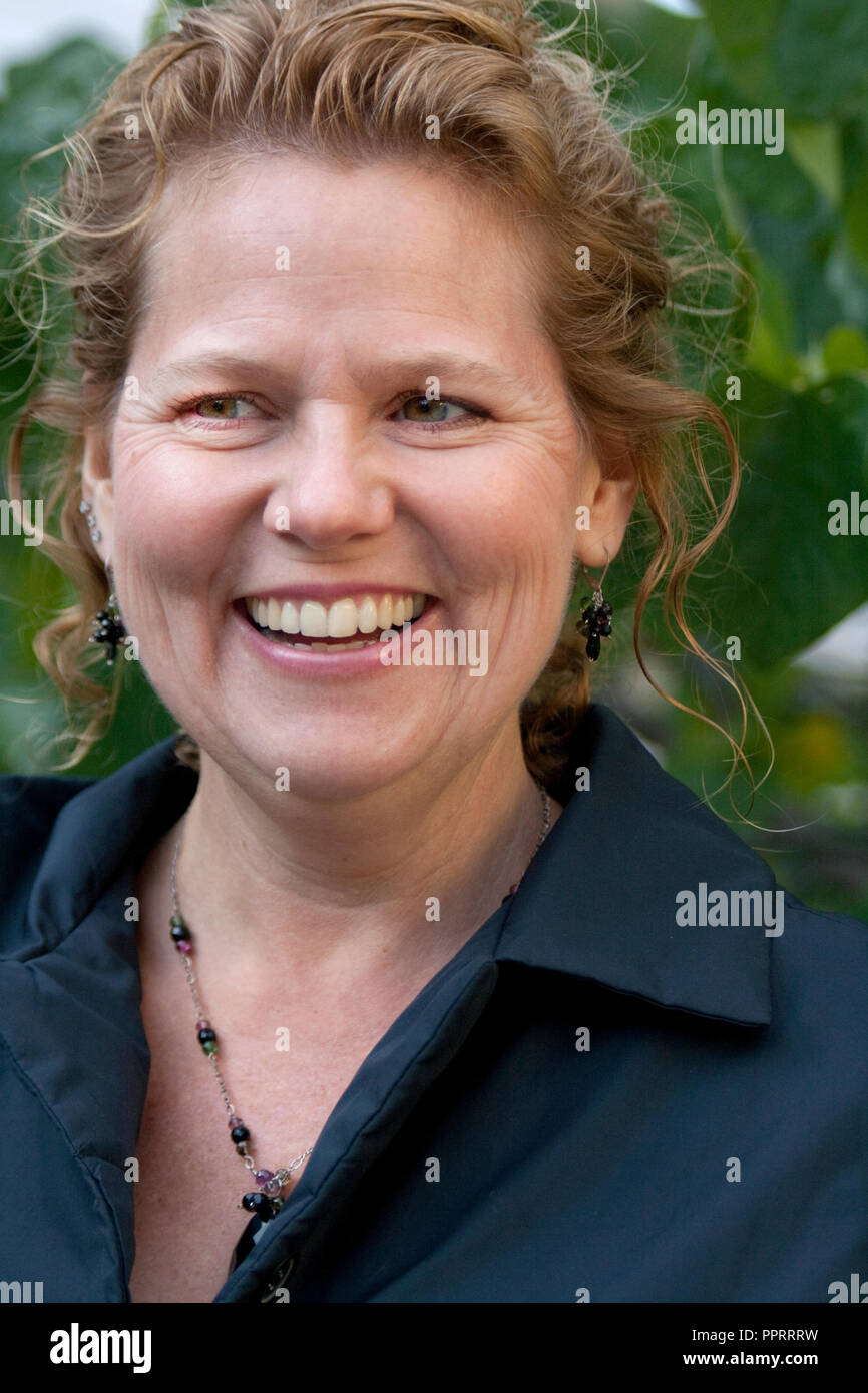 Portrait d'une charmante femme l'âge de 43 ans avec une étincelle dans les yeux. St Paul Minnesota MN USA Banque D'Images