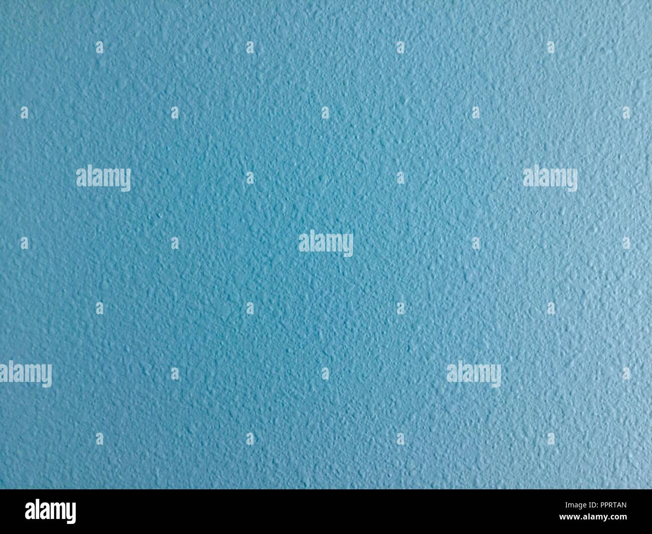 Gros plan du mur de plâtre texturé bleu à l'intérieur. Banque D'Images