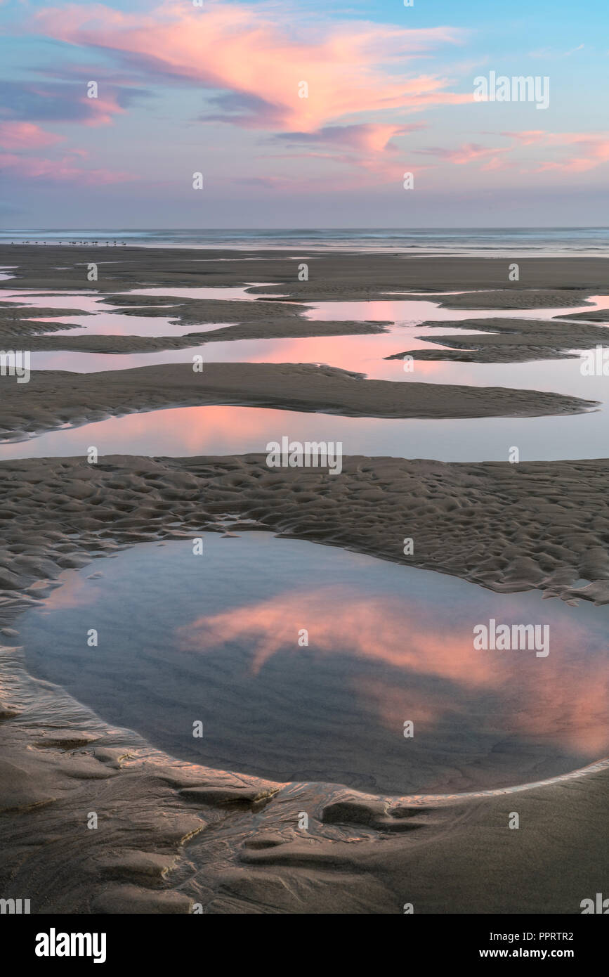 Manzanita, Oregon : Tide pools reflétant sunset sky, Manzanita beach Banque D'Images