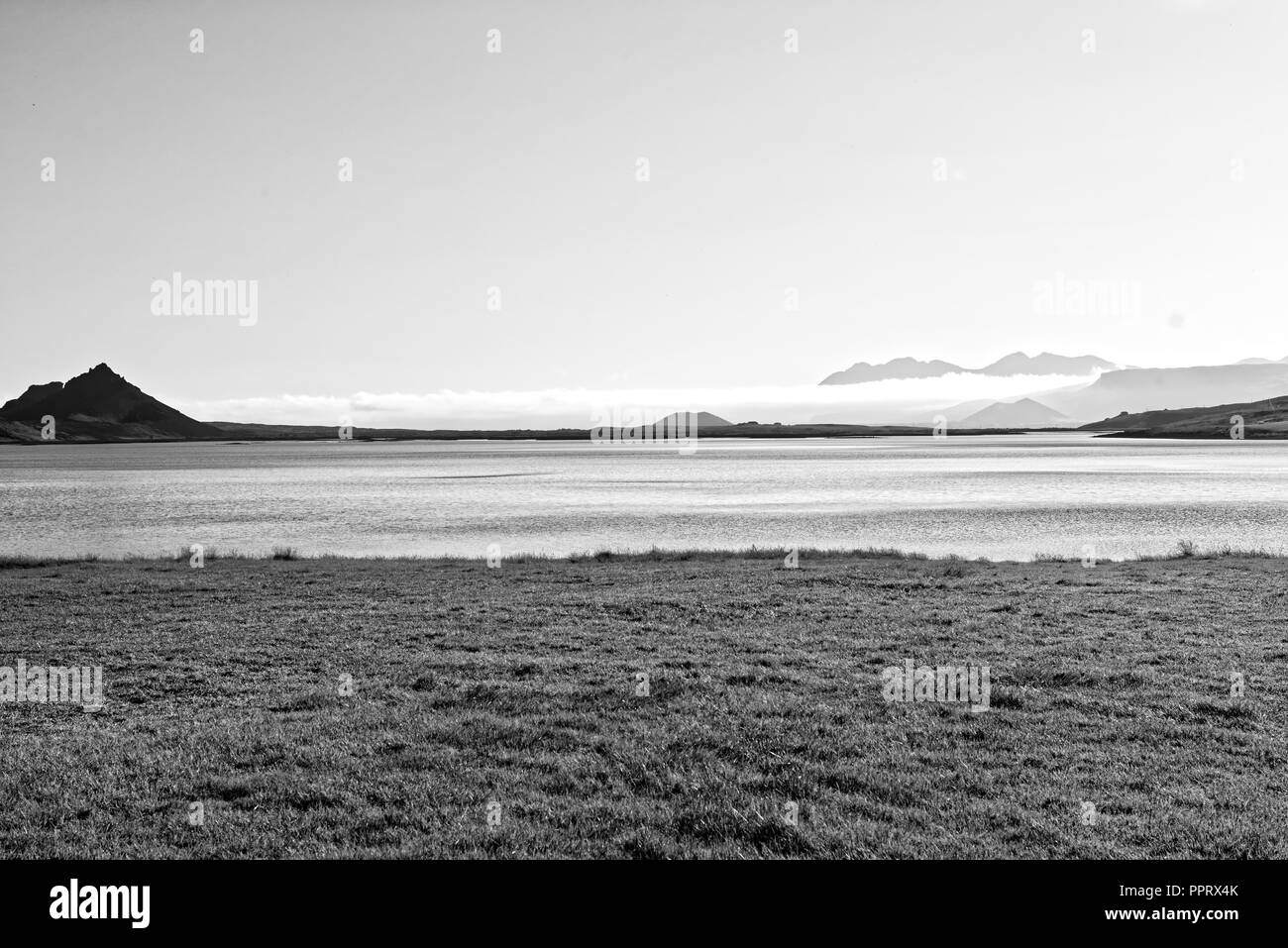 Vue sur les bâtiments proches du lac de Mývatn, prises depuis un pseudocrater. Le lac est dans une zone volcanique active dans le nord de l'Islande Banque D'Images
