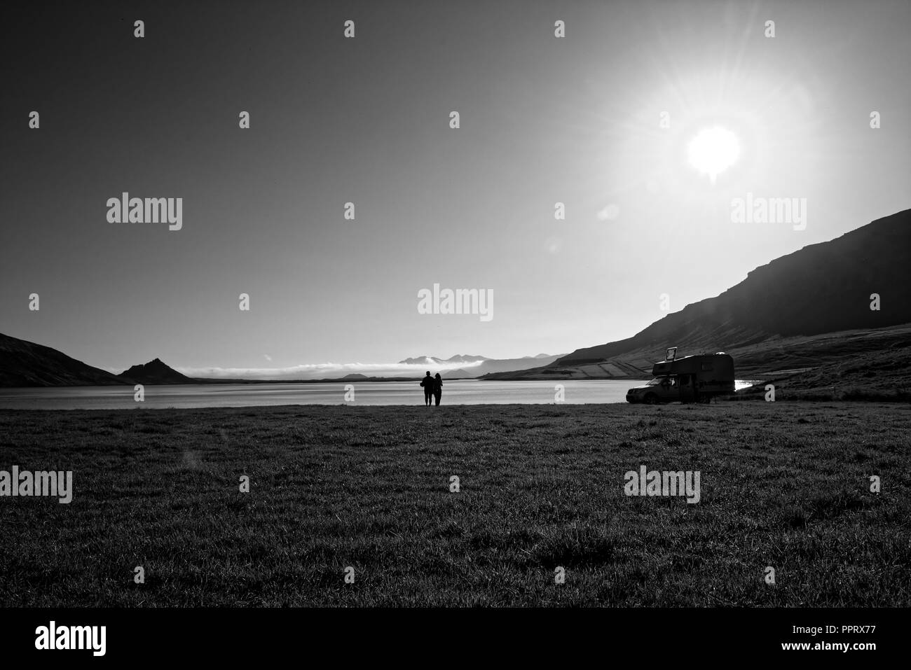 Vue sur les bâtiments proches du lac de Mývatn, prises depuis un pseudocrater. Le lac est dans une zone volcanique active dans le nord de l'Islande Banque D'Images