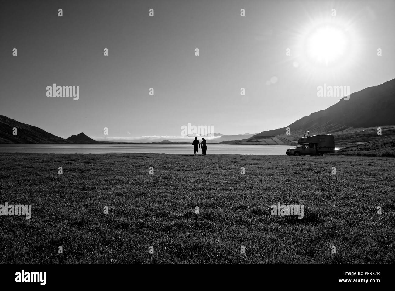 Vue sur les bâtiments proches du lac de Mývatn, prises depuis un pseudocrater. Le lac est dans une zone volcanique active dans le nord de l'Islande Banque D'Images