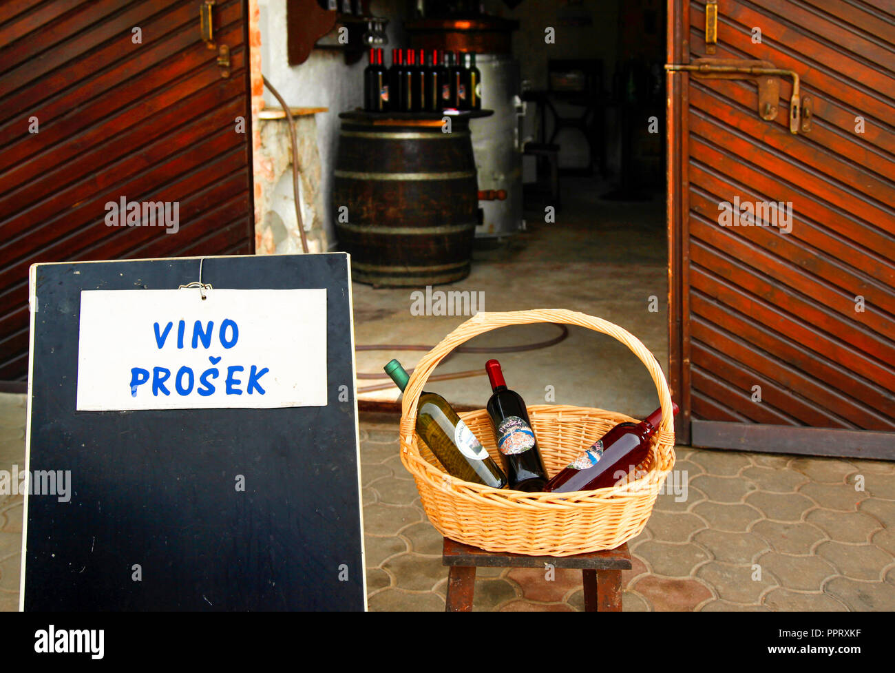 Vino stocker dans la cave Prosek Vrbnik, un petit village sur l'île croate de Krk, dans la mer Adriatique Banque D'Images