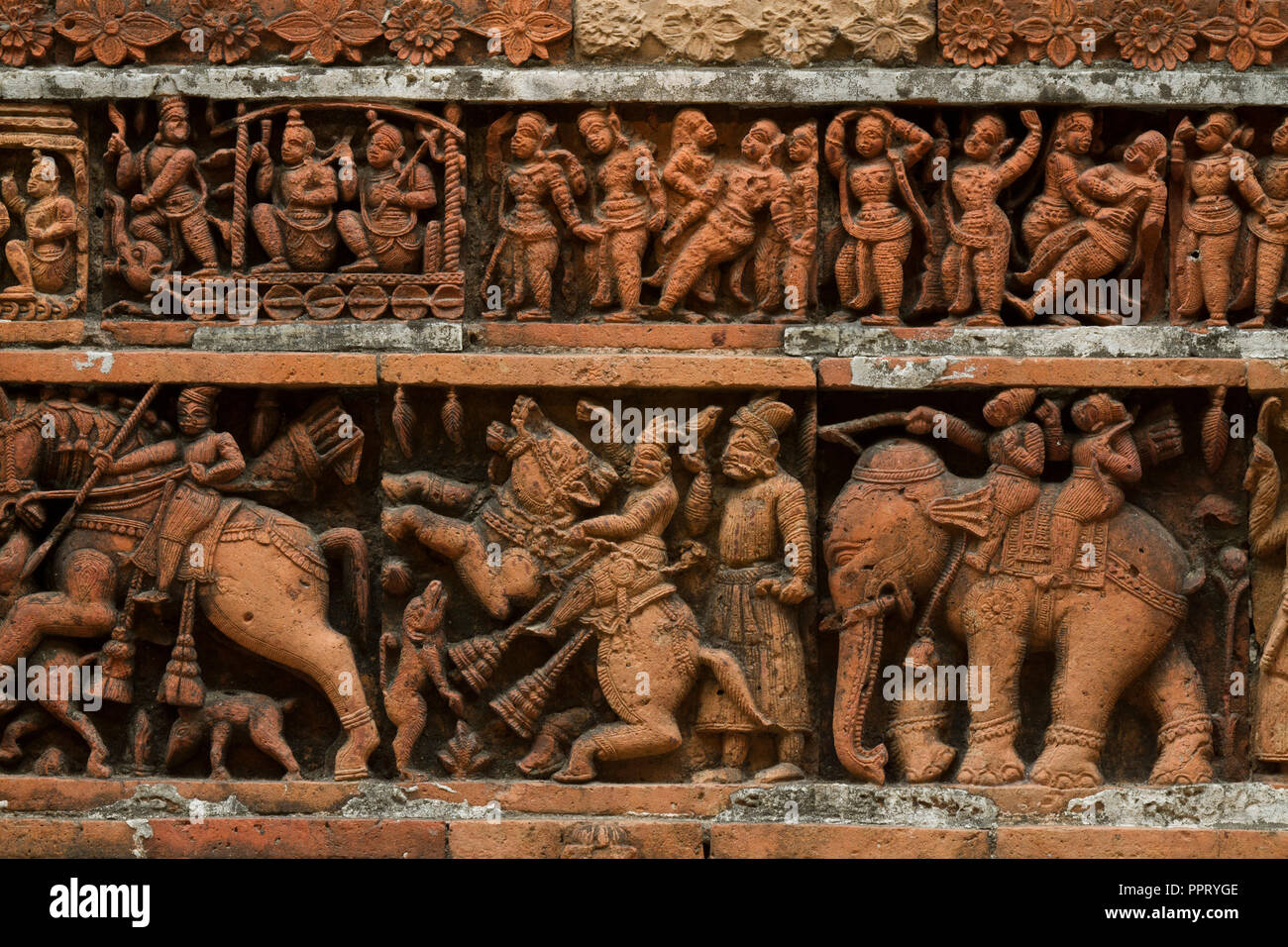 Plaque en terre cuite sur Kantanagar Temple. C'est un dix-huitième siècle temple de briques, situé dans la paisible île hameau de Kantanagar (Kantanagar), un Banque D'Images