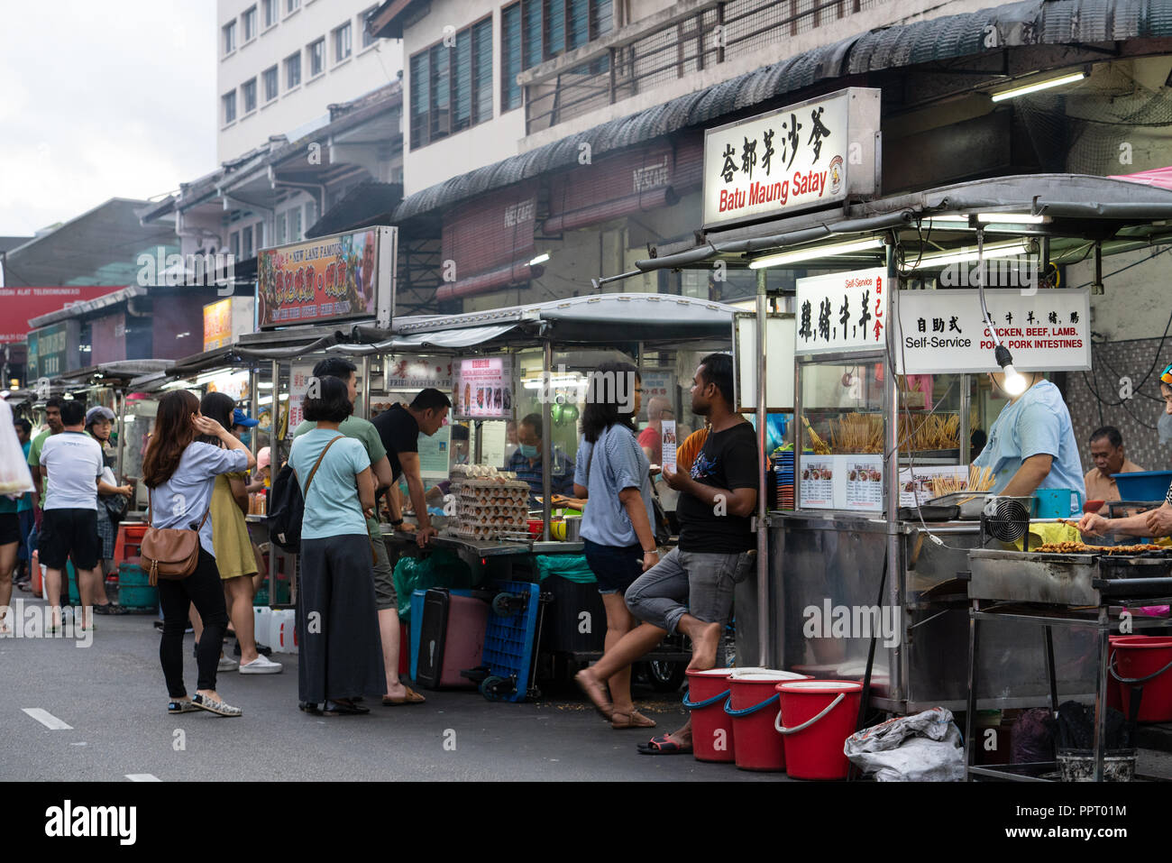 GEORGE TOWN, MALAISIE - 14 septembre 2018 : Les gens se promènent dans la rue à George Town, Penang, Malaisie en rechercher le meilleur street food. Banque D'Images