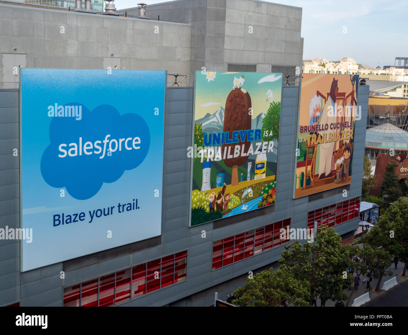 Salesforce avec Unilever et Brunello Cucinelli panneaux suspendus dans le centre-ville de San Francisco pour la conférence Dreamforce Banque D'Images