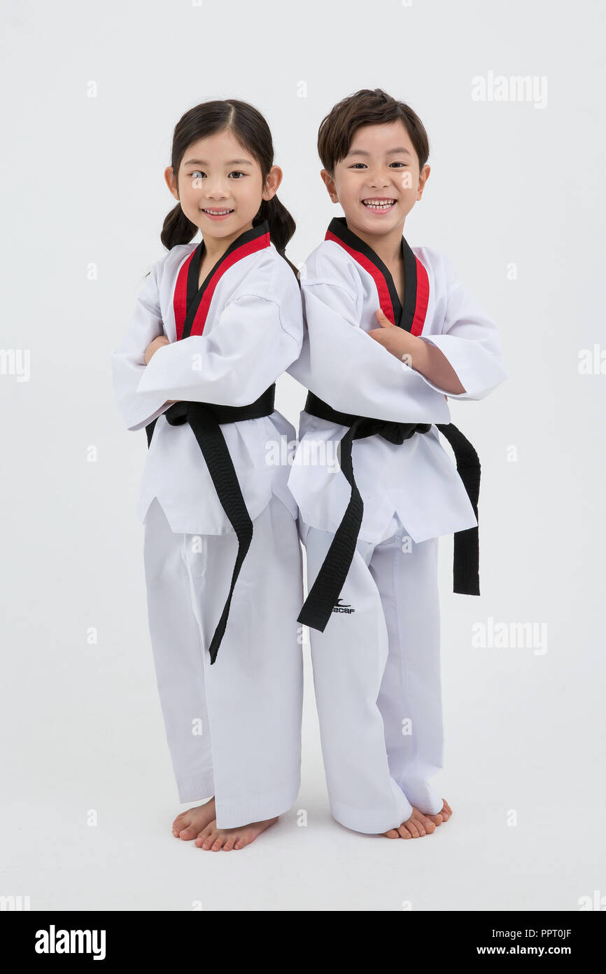 L'éducation des enfants. Le Taekwondo, le petit garçon et fille pratique  les arts martiaux en fond blanc 239 Photo Stock - Alamy