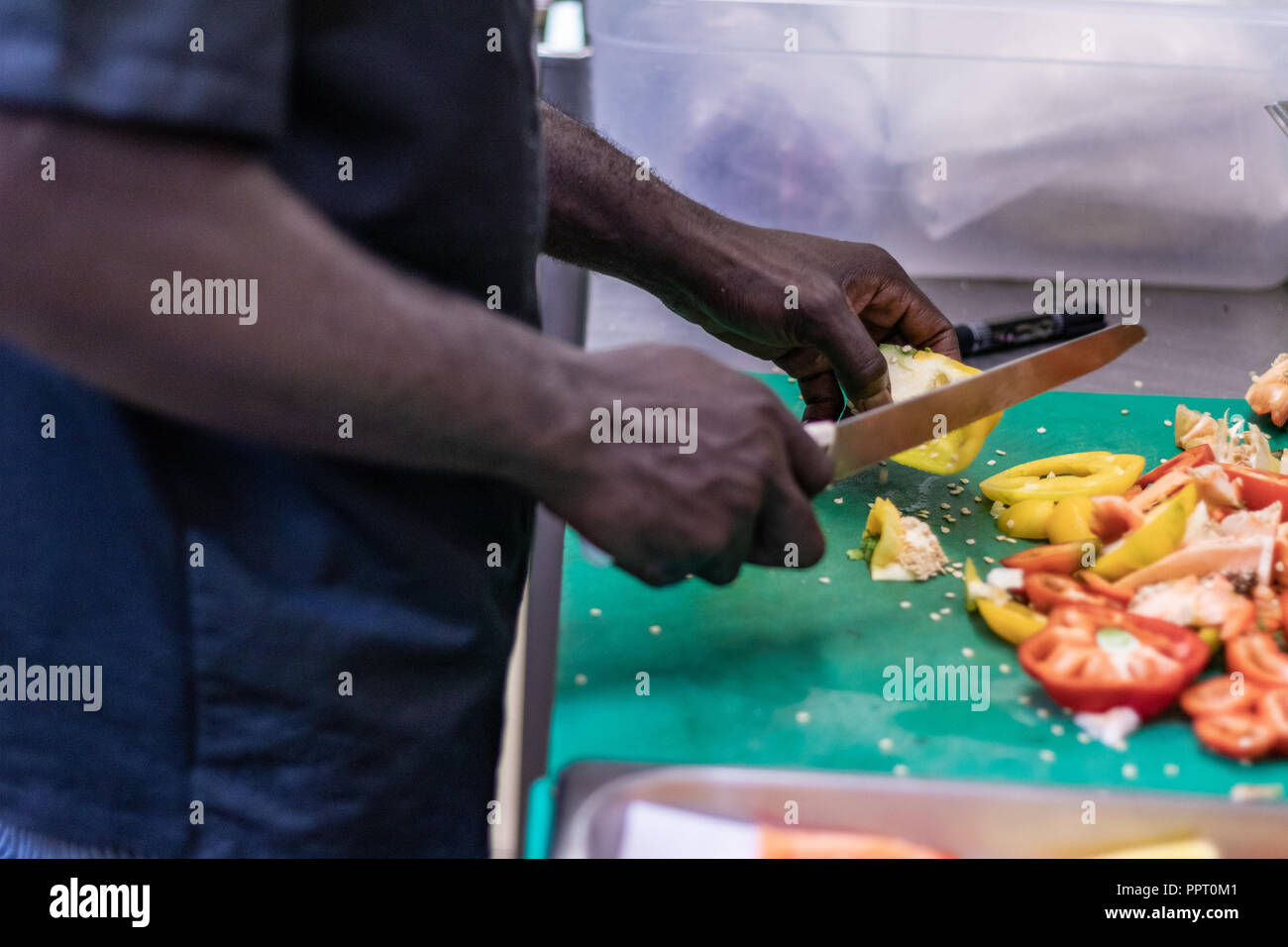 Les jeunes, réfugié politique, évadé de l'Afrique par bateau. Reçu l'acceptation et de travail en Europe. Restaurant végétalien, Cook, stagiaire, régime alimentaire des matières premières service de livraison Banque D'Images