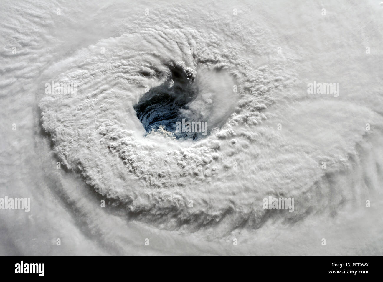 L'ouragan Florence oeil. Vue Satellite. Éléments de cette image fournie par la NASA Banque D'Images L'ouragan Florence oeil. Vue Satellite. Éléments de cette image fournie par la NASA Banque D'Images