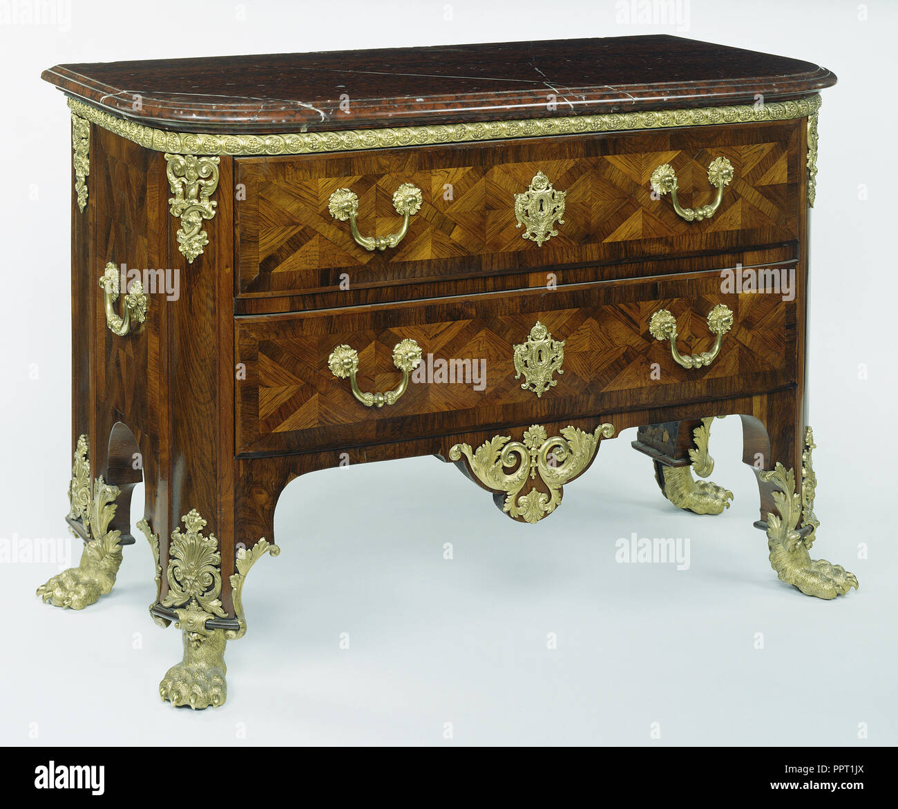 Commode ; Paris, France ; vers 1710 - 1715, le sapin et chêne plaqué avec tiroirs en palissandre, de noyer ; gilt-bronze ; supports de rouge Banque D'Images