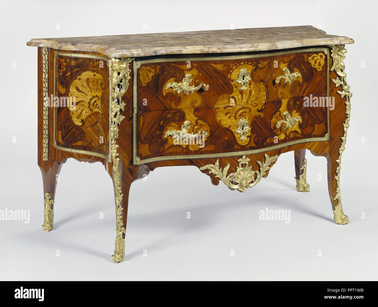 DF ; commode ; Paris, France ; environ 1735 ; panneaux en chêne avec violette, noyer, amarante, et padouk ; bronze doré ; supports de la breche Banque D'Images