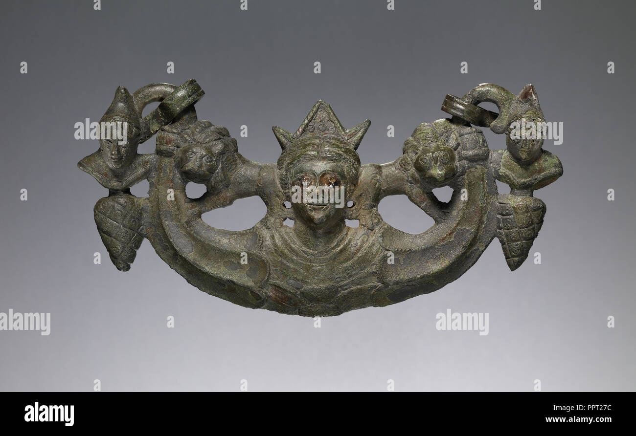 Poignée avec la tête d'une déesse, Demeter ou Cybèle, la Gaule ; début du 3e siècle ; le bronze, d'argent, 9,2 × 18,5 cm Banque D'Images Poignée avec la tête d'une déesse, Demeter ou Cybèle, la Gaule ; début du 3e siècle ; le bronze, d'argent, 9,2 × 18,5 cm Banque D'Images