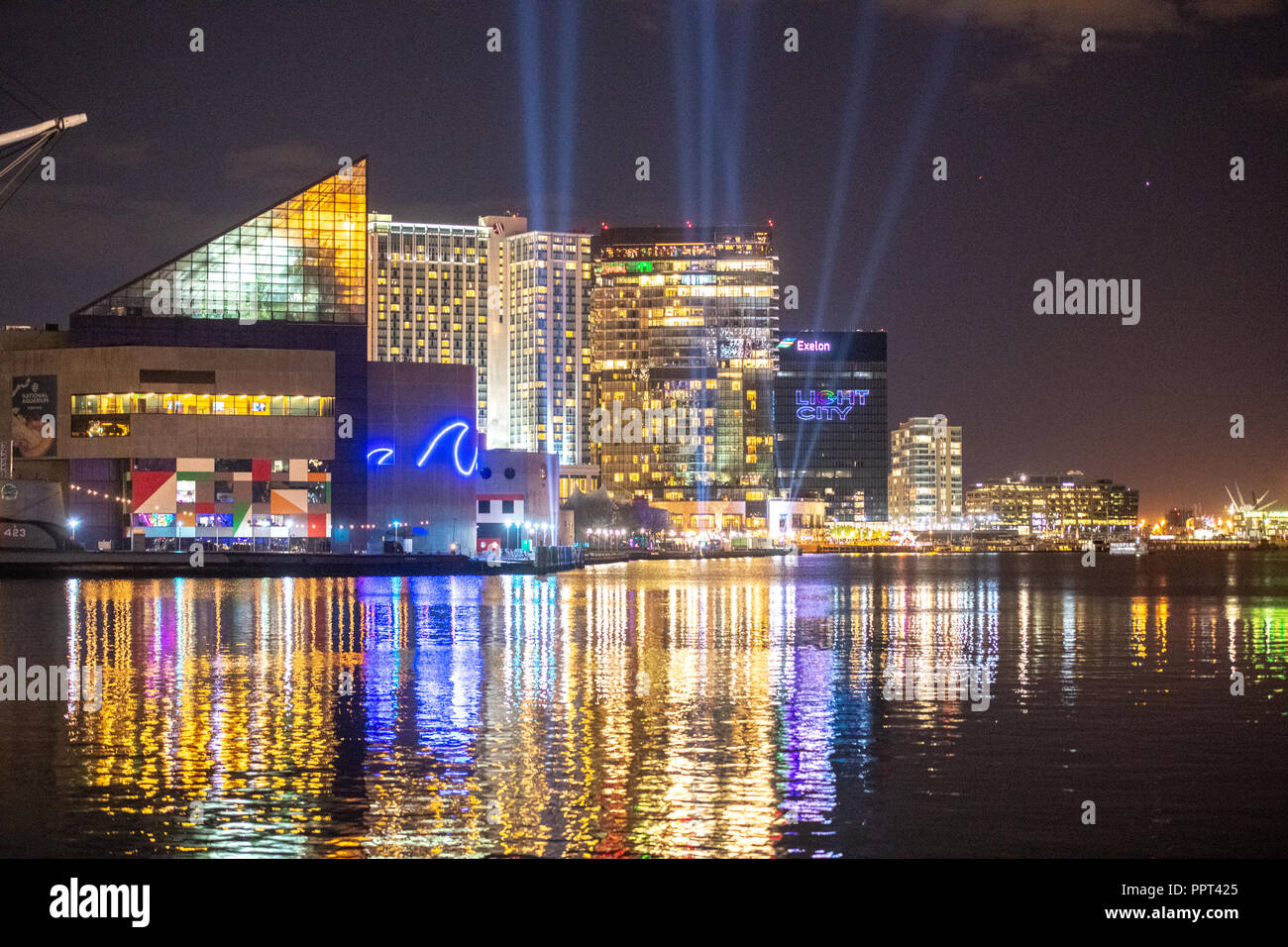 Le port de Baltimore pour la lumière allumée alors que la ville les phares de recherche attirer l'attraction pour l'événement. Baltimore, MD Banque D'Images