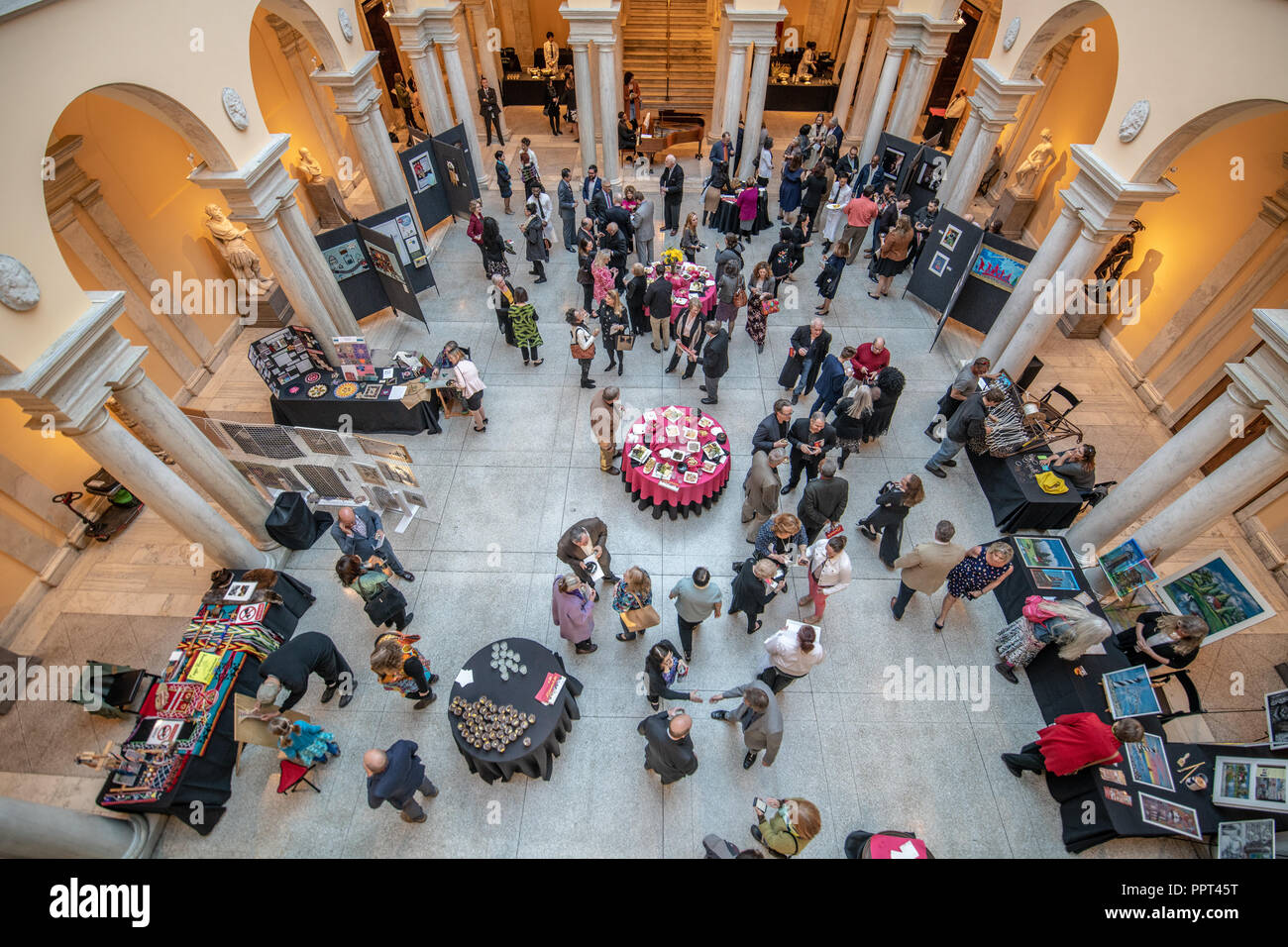 Une antenne de droit de personnes qui interagissent entre les pièces justificatives et de l'alimentation à l'Walters museum. Banque D'Images