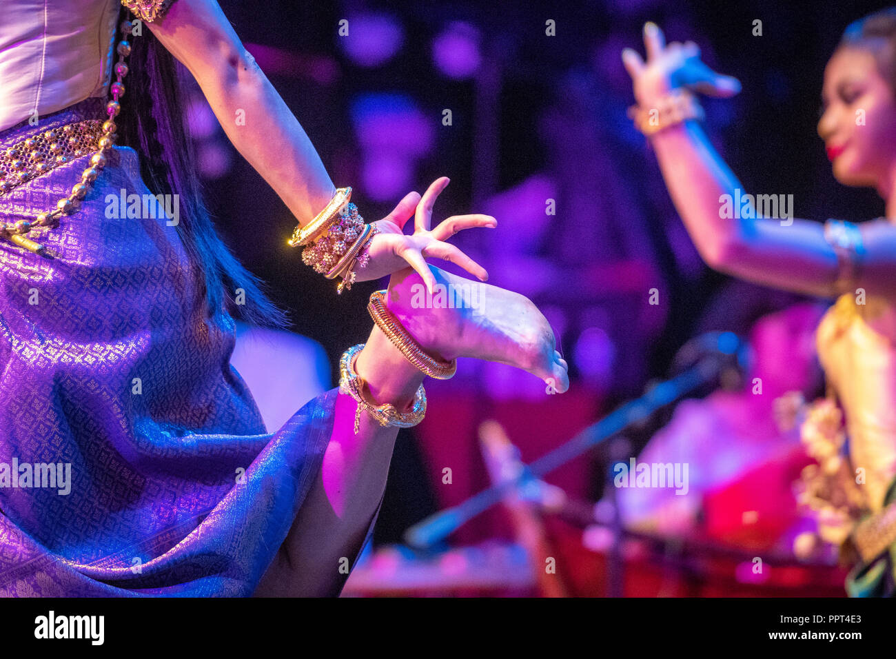 Effectuer une femme pour le festival du Nouvel An cambodgien en Virginie. Banque D'Images