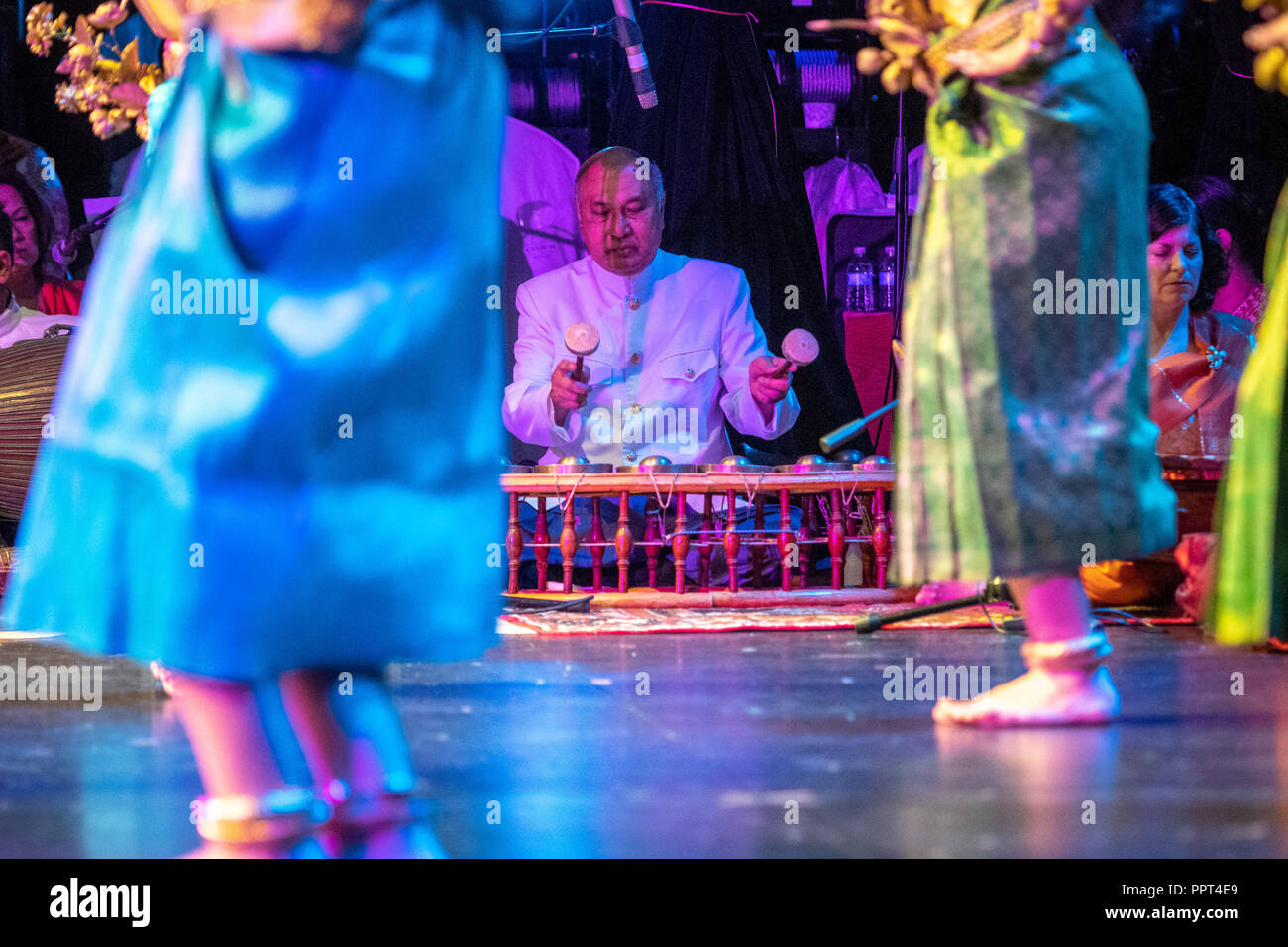 Effectuer une femme pour le festival du Nouvel An cambodgien en Virginie. Banque D'Images