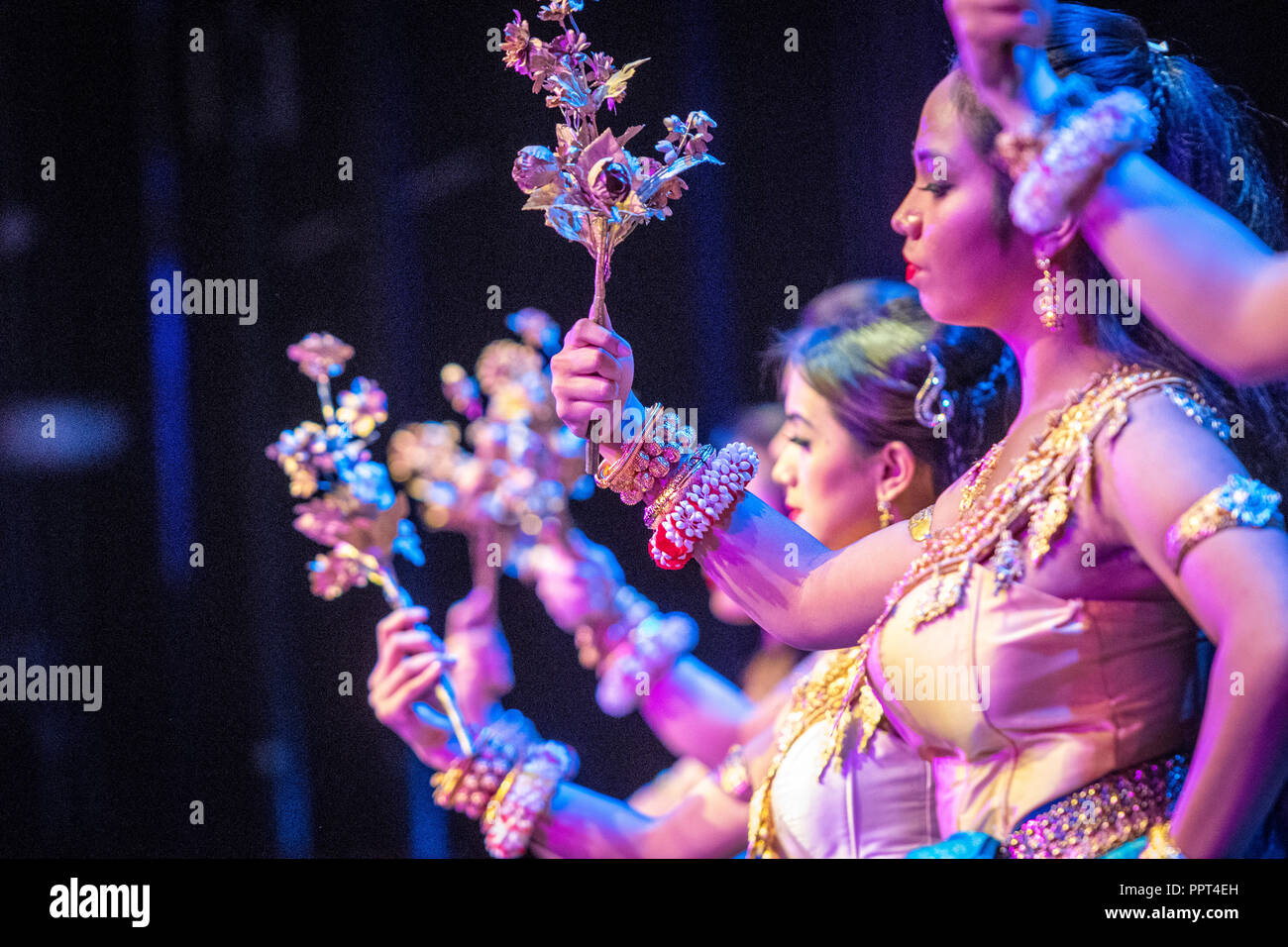 Les femmes effectuent pour un festival du Nouvel An cambodgien en Virginie. Banque D'Images