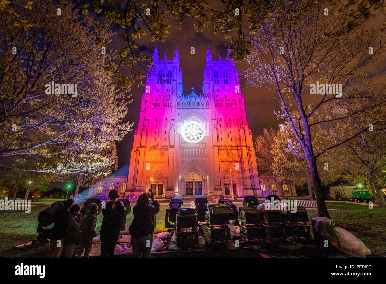 Les gens prennent des photos de la Cathédrale Nationale éclairé de couleurs vives. Banque D'Images