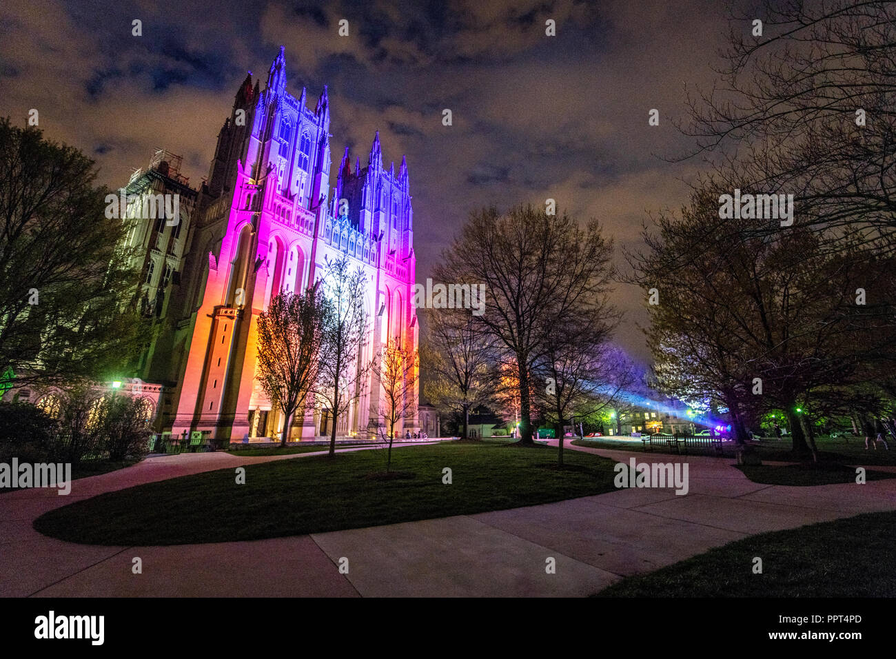 La Cathédrale Nationale éclairée de lumières colorées. Banque D'Images