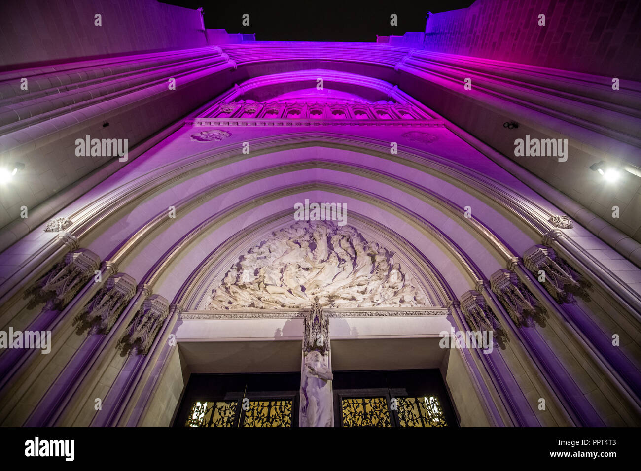 Une arche dans la Cathédrale Nationale éclairée par la lumière indigo et violet. Banque D'Images