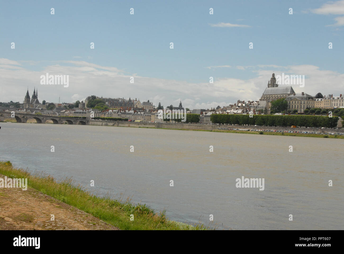 La ville royale de Blois par les rives de la Loire, avec sa skyline dominée par sa cathédrale près du Pont Jacques Gabriel ( Jacques Gabriel B Banque D'Images
