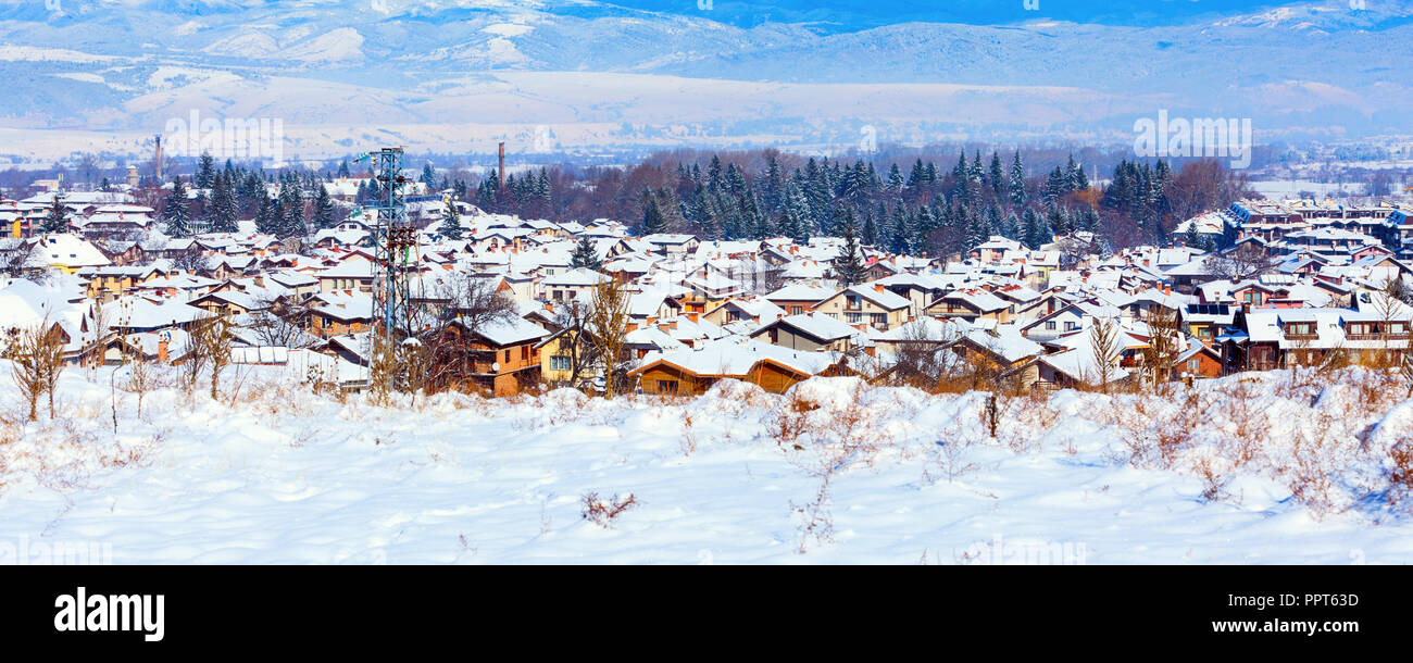 Maisons aux toits de neige panorama banner bulgare de ski de Bansko, Bulgarie Banque D'Images