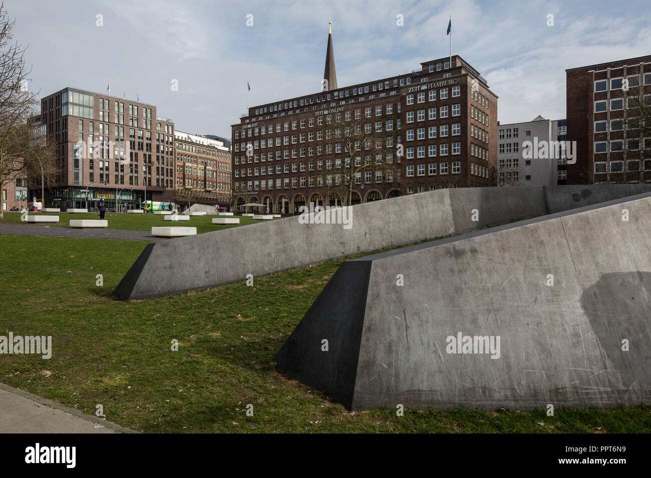 Hambourg, nachempfundene Böschungen Domplatz, vorn und mittelalterlichen Wallanlage, in der Mitte Pressehaus 1938 erbaut von Rudolf Klophaus, de sitz Banque D'Images