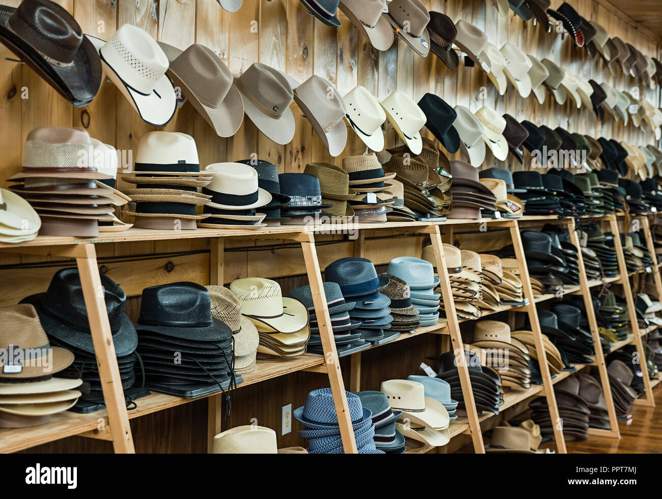 Chapeau de Cowboy afficher dans un magasin de l'ouest Photo Stock - Alamy