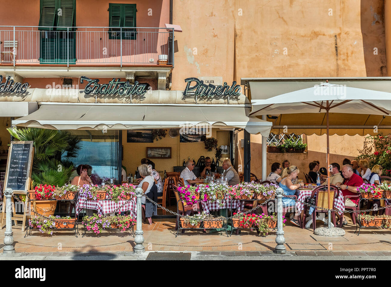 Charmant café en plein air, Portoferraio, l'île d'Elbe, Toscane, Italie, Europe. Banque D'Images